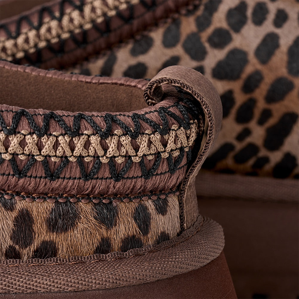 Tazz Caspian (Burnt Cedar) detail